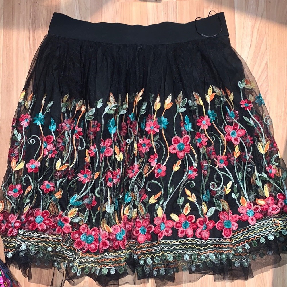 San Francisco | Beautiful Embroidered Floral Skirt - Picture 5 of 15